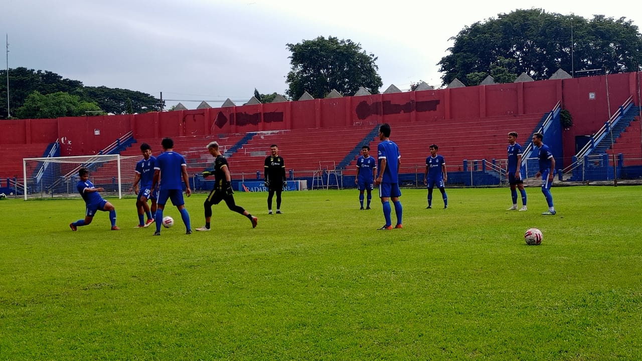 Skuad Persik Kediri saat melakukan latihan di Stadion Brawijaya Kediri. (Foto: Fendhy Plesmana/Ngopibareng.id)