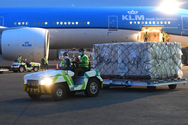 Vaksin siap pakai dari AstraZeneca, Inggris, sebanyak 1.113.600 dosis telah tiba di Bandara Internasional Soekarno Hatta, Tangerang, Banten, Senin 8 Maret 2021 petang. (Foto: Dok. Setpres)