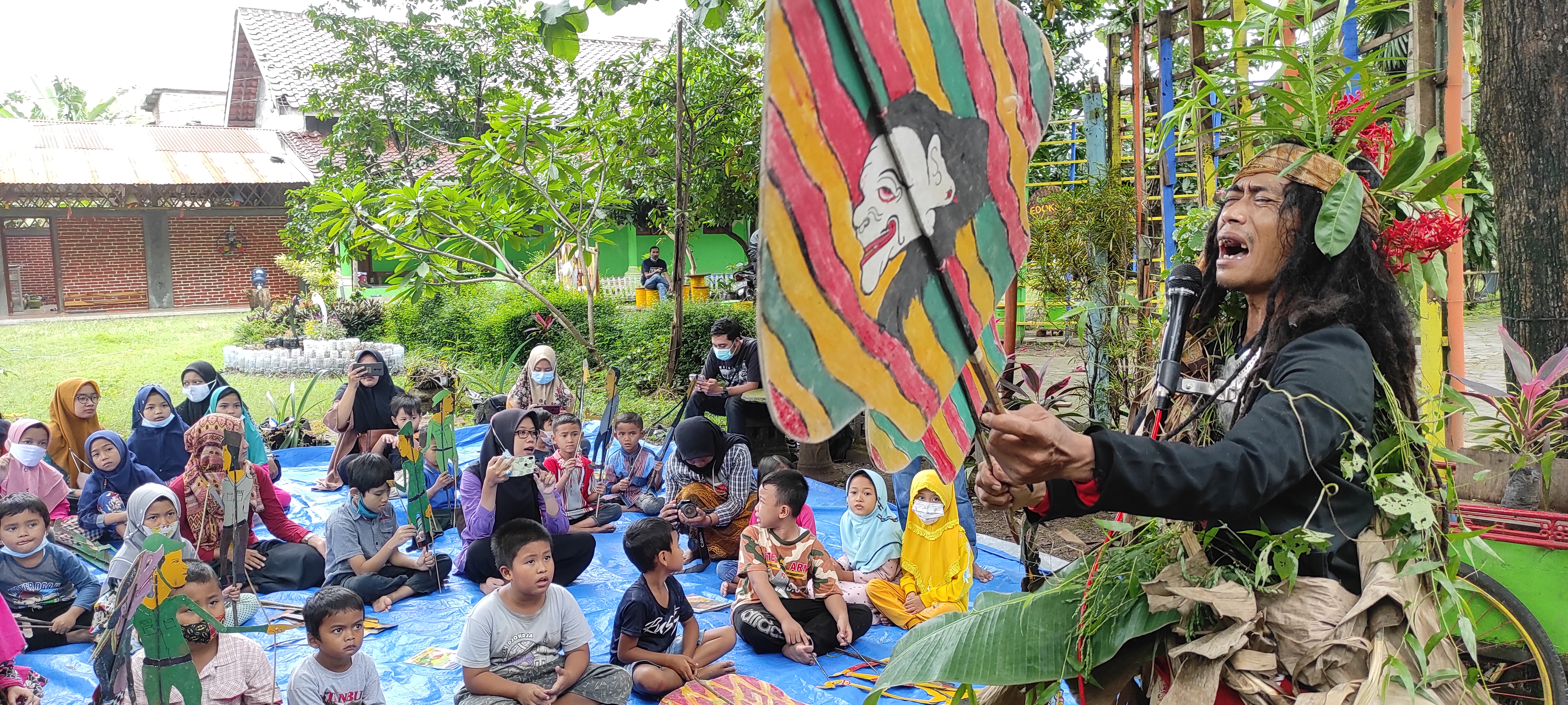 Ki Ompong Sudarsono ajak anak-anak mencintai alam (Fendi Plesmana/Ngopibareng. Id) 