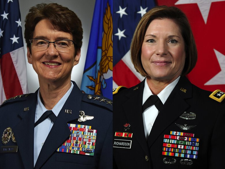Jenderal Angkatan Udara AS Jacqueline Van Ovost (kiri) dan Jenderal tentara bintang tiga Laura Richardson (kanan). (Foto: seattletimes.com)