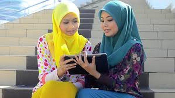 Dua Muslimah modern berkomunikasi lewat tablet. (Foto: Istimewa)