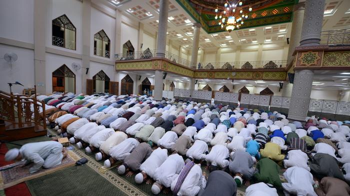 Salat berjamaah, di antaranya, membangun kohesi internal antarumat Islam. (Foto: Istimewa)