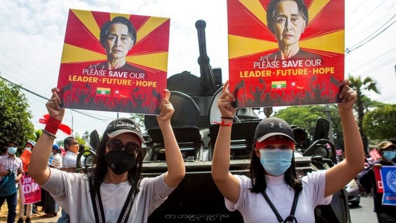 Para demonstran antikudeta militer di Myanmar, terus bersemangat melakukan aksi di jalan. (Foto: bbc) 