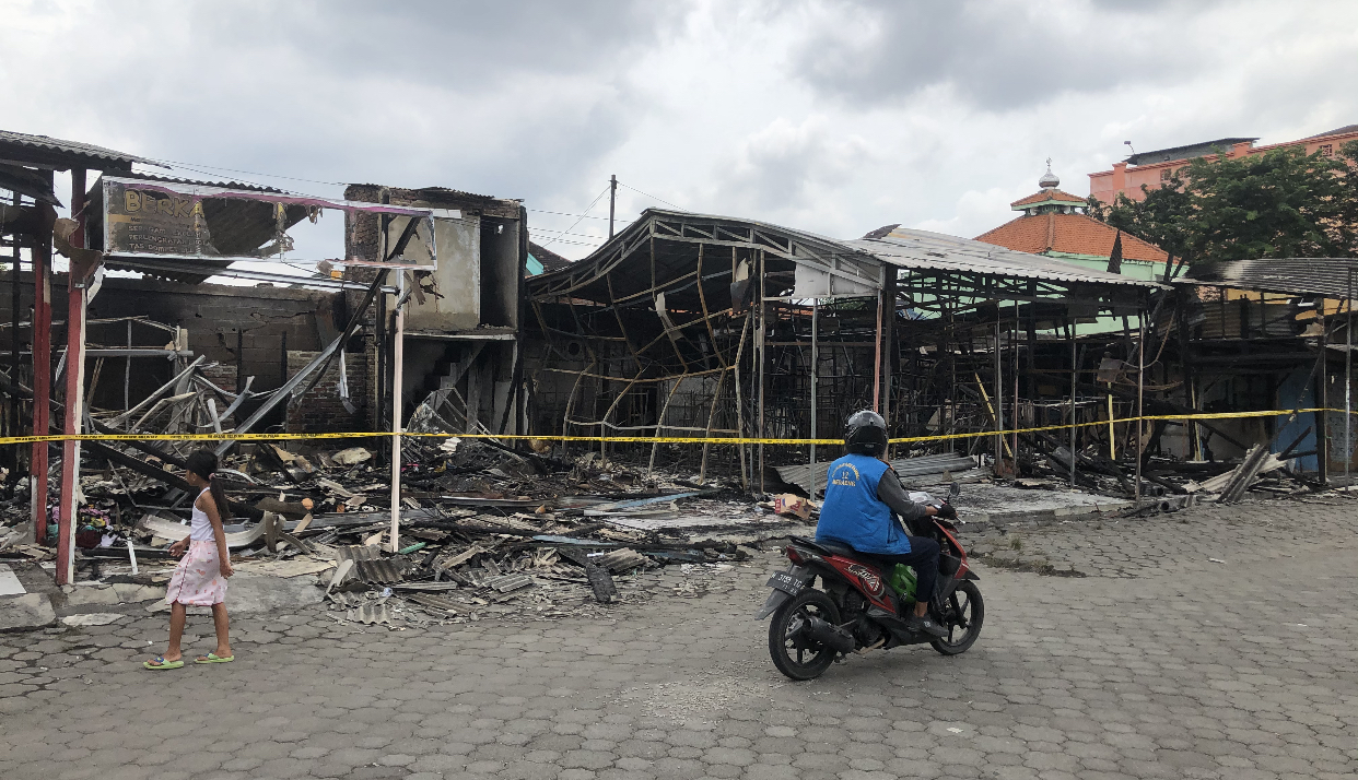 Kondisi kios milik pedagang yang terbakar, Selasa, 9 Maret 2021 tadi malam. (Foto: Andhi Dwi/Ngopibareng.id)