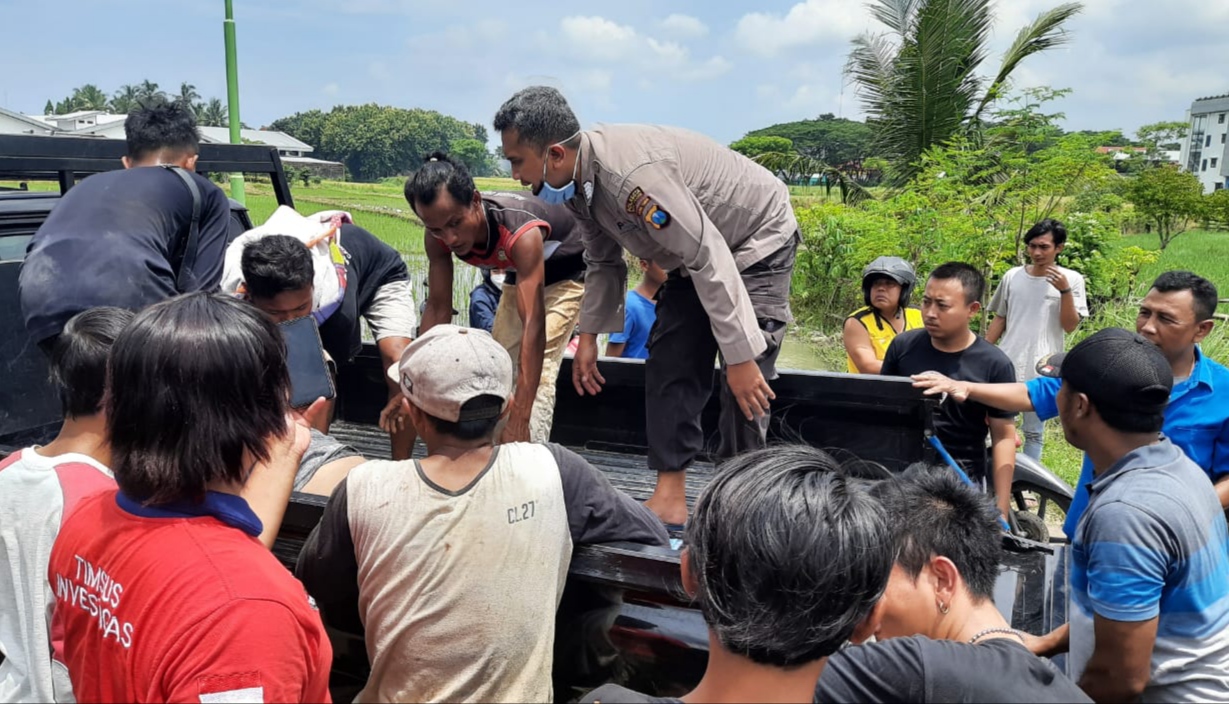 Warga mengevakuasi korban yang tertabrak kereta api Probowangi, Jawa Timur. (Foto: Istimewa)