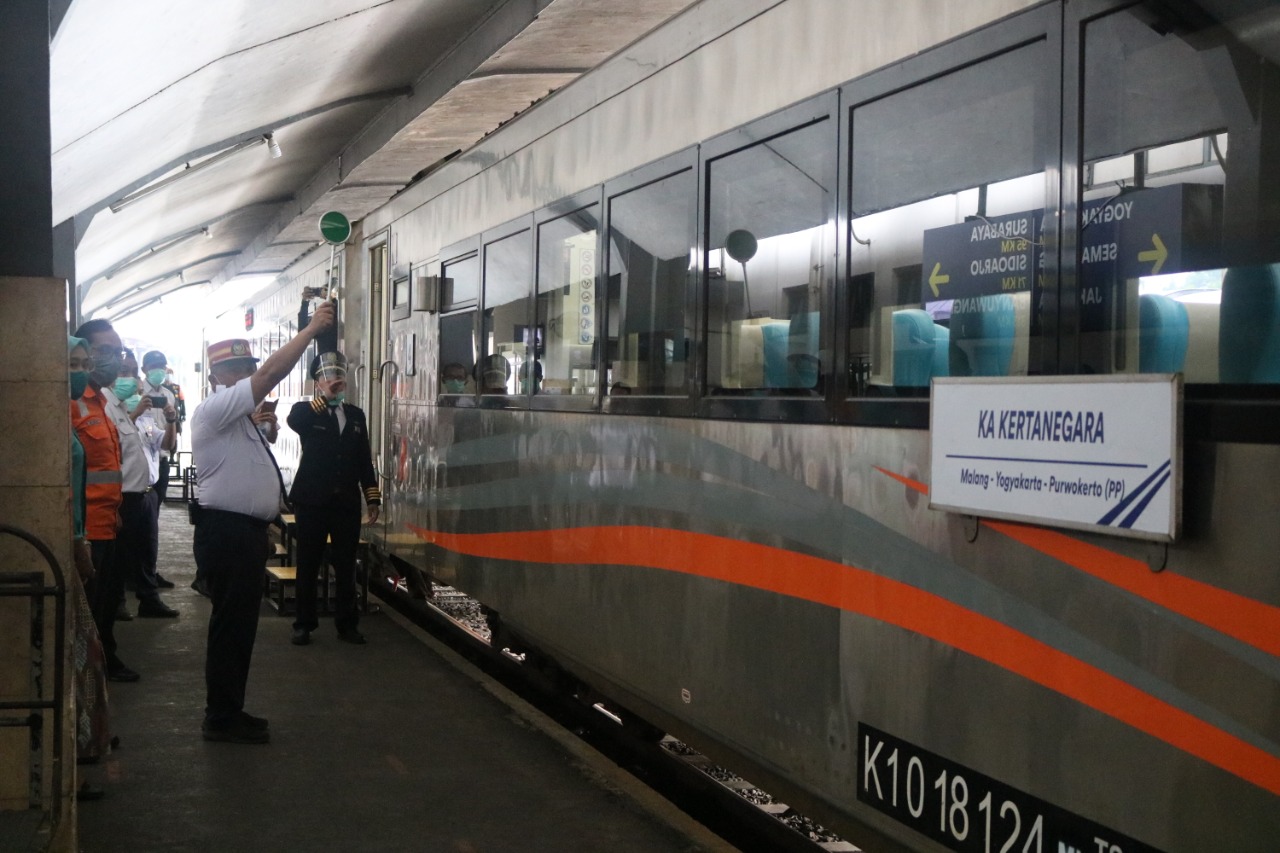 Pemberangkatan perdana KA Kertanegara di Stasiun Malang (Foto: istimewa)