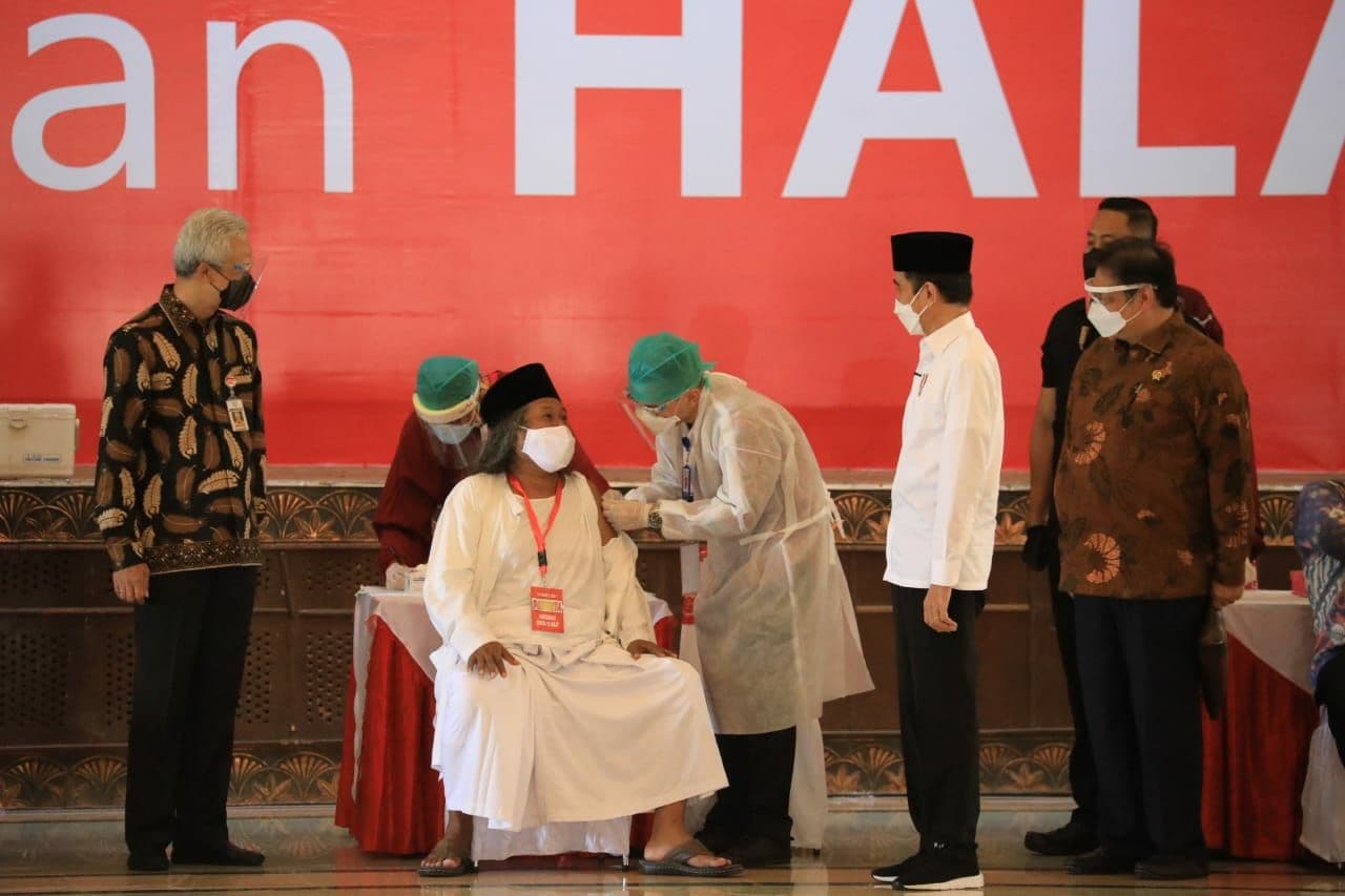 Presiden Joko Widodo saat meninjau vaksinasi tokoh agama di Jawa Tengah. (Foto: Istimewa)