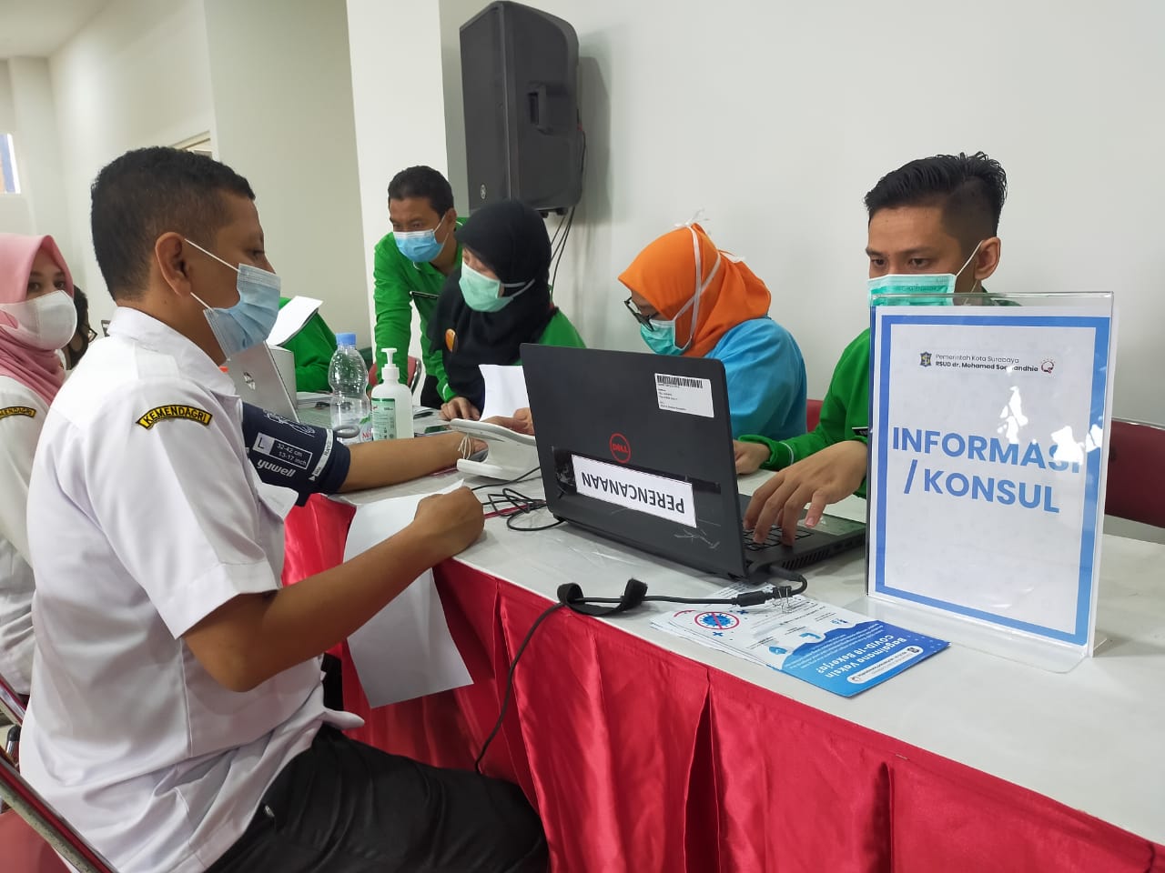 Ilustrasi ASN Pemkot Surabaya saat melakukan proses vaksinasi di RS Soewandhi, Surabaya, Rabu 10 Maret 2021. 