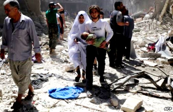 Warga Suriah di Allepo di antara puing-puing reruntuhan perang. (Foto: afp)