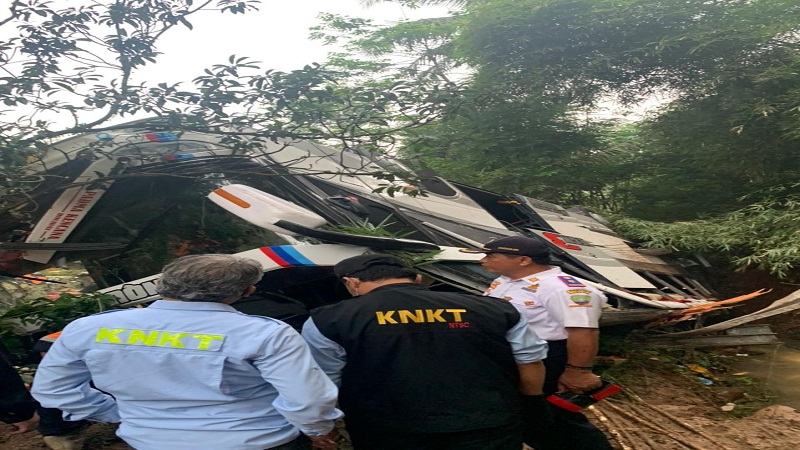 KNKT melakukan investigas lokasi jatuhnya Bus Sri Padmi Kencana berpenumpang 66 orang rombongan peziarah yang terperosok di jurang Cae Sumedang. (Foto: KNKT)