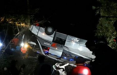Bus pariwisata mengalami kecelakaan tunggal di Tanjakan Cae, Sumedang, Jawa Barat. (Foto: Ant)