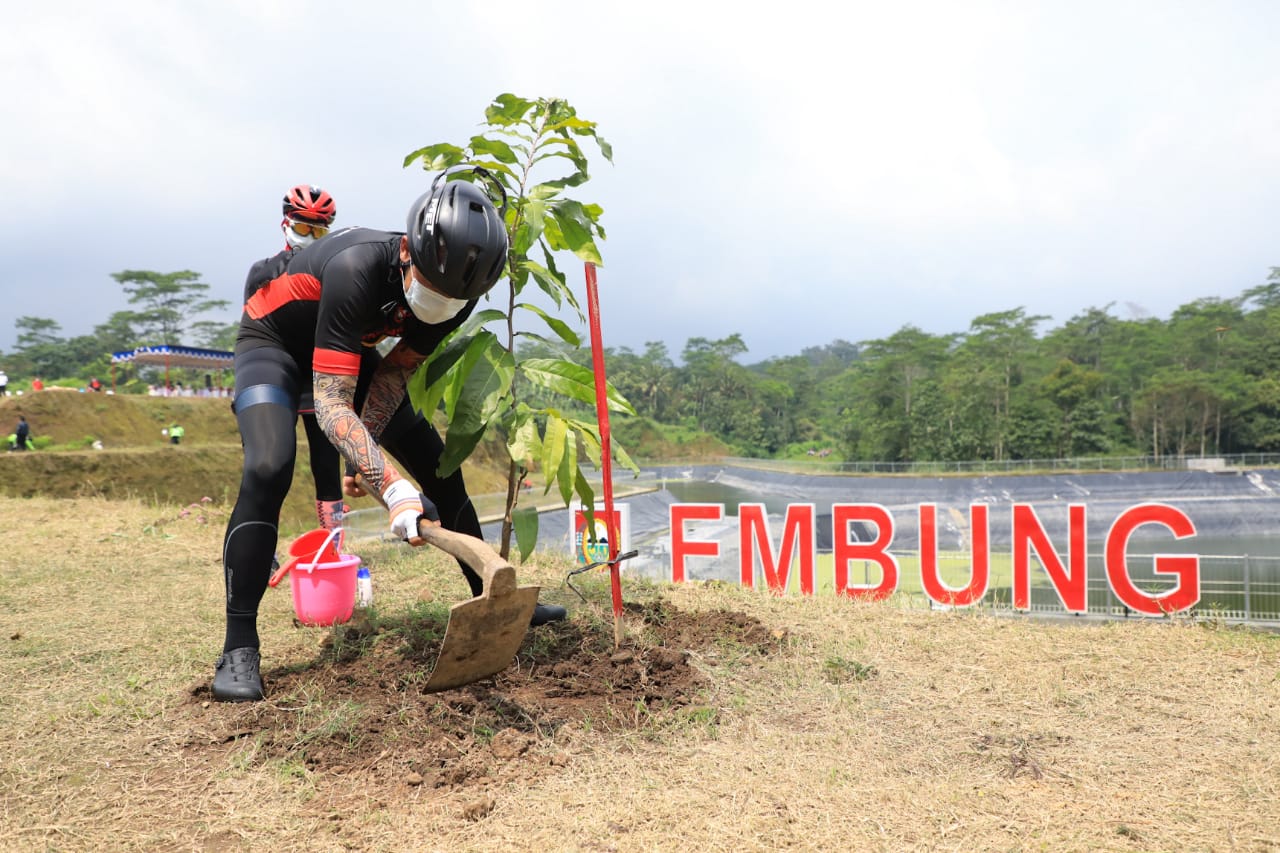 Gubernur Jawa Tengah, Ganjar Pranowo merehabilitasi lahan bekas galian Embung Kedung Banteng dengan menanam pohon. (Foto: Istimewa)