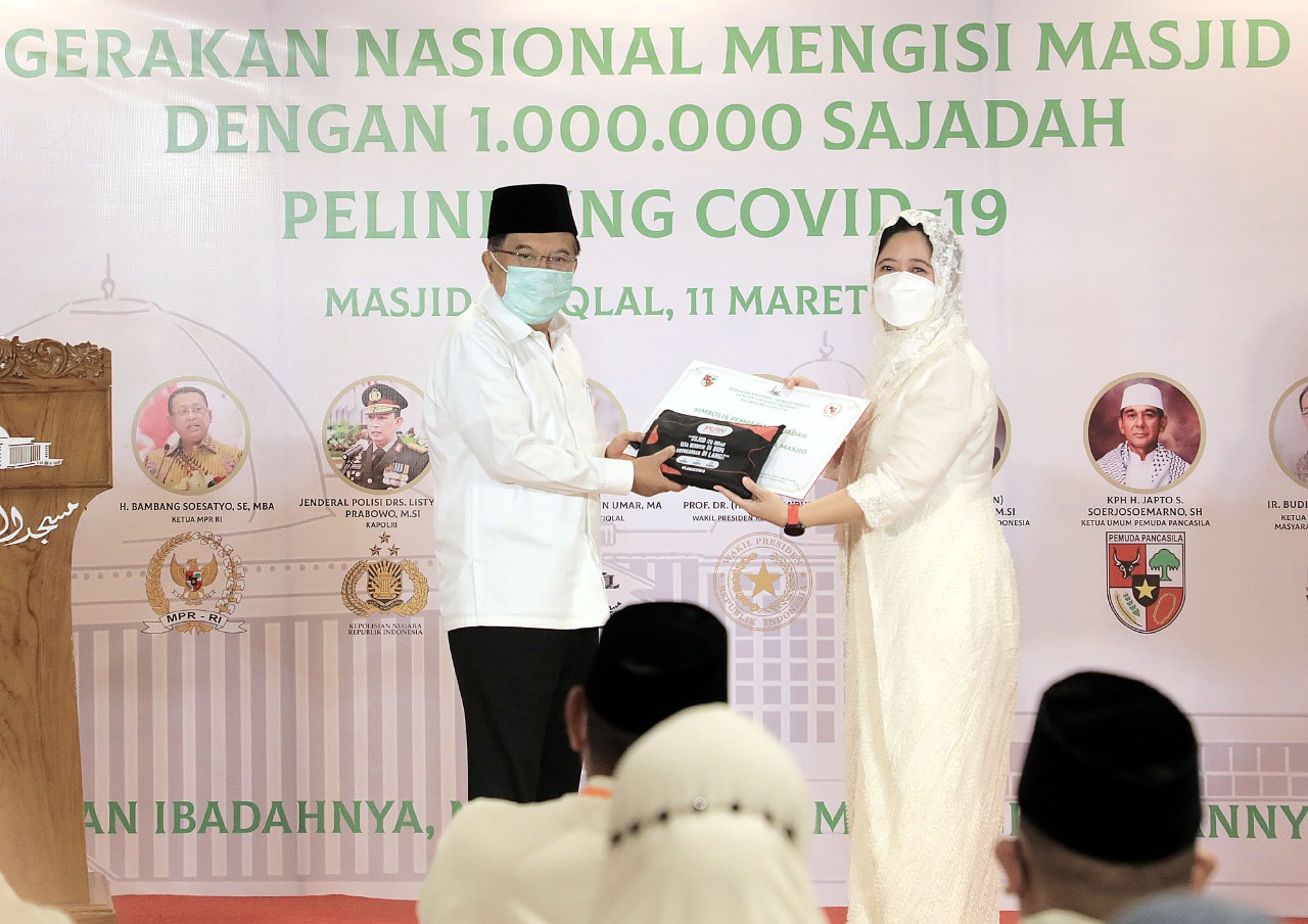 Ketua Umum DMI Jusuf Kalla menerima sajadah dari Ketua DPR RI Puan Maharani secara simbolis. (Foto: Istimewa)