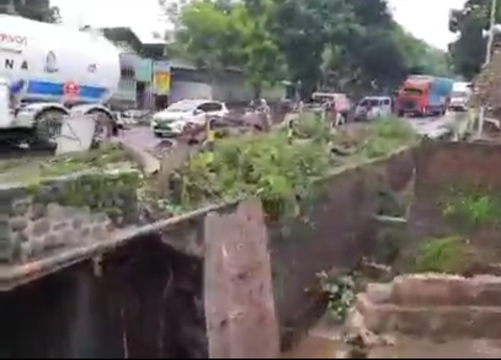 Tangkapan layar video kondisi jembatan di jalur poros Banyuwangi-Situbondo, Jawa Timur. (Foto: Istimewa) 