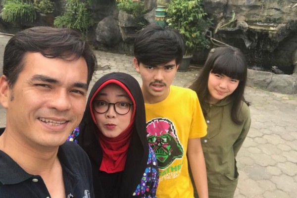 Foto kenangan keluarga Teddy Syah bersama mendiang Rina Gunawan. (Foto: Instagram)