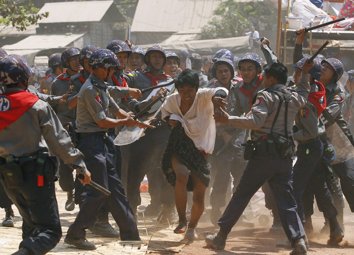 Kebrutalan junta militer Myanmar dalam memperlakukan aksi demonstrasi rakyat setempat. (Foto: times)