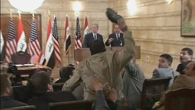George Bush saat insiden pelemparan sepatu. (Foto: Wikipedia/White House)