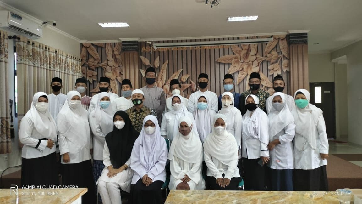 Sebagian peserta dan panitia peringatan Isra' Mikraj Nabi Muhammad secara virtual di MAN I Jombang foto bersama  kepala sekolah dan  guru. (foto: istimewa)