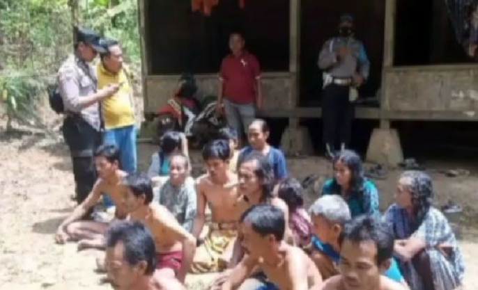 Polisi mengamankan kelompok aliran Hakekok, pelaku ritual bugil mandi bareng di wilayah Perkebunan Sawit PT Globalindo Agro Lestari (GAL), Desa Karang Bolong, Kecamatan Cigeulis, Kabupaten Pandeglang, Jawa Barat. (Foto: Istimewa)