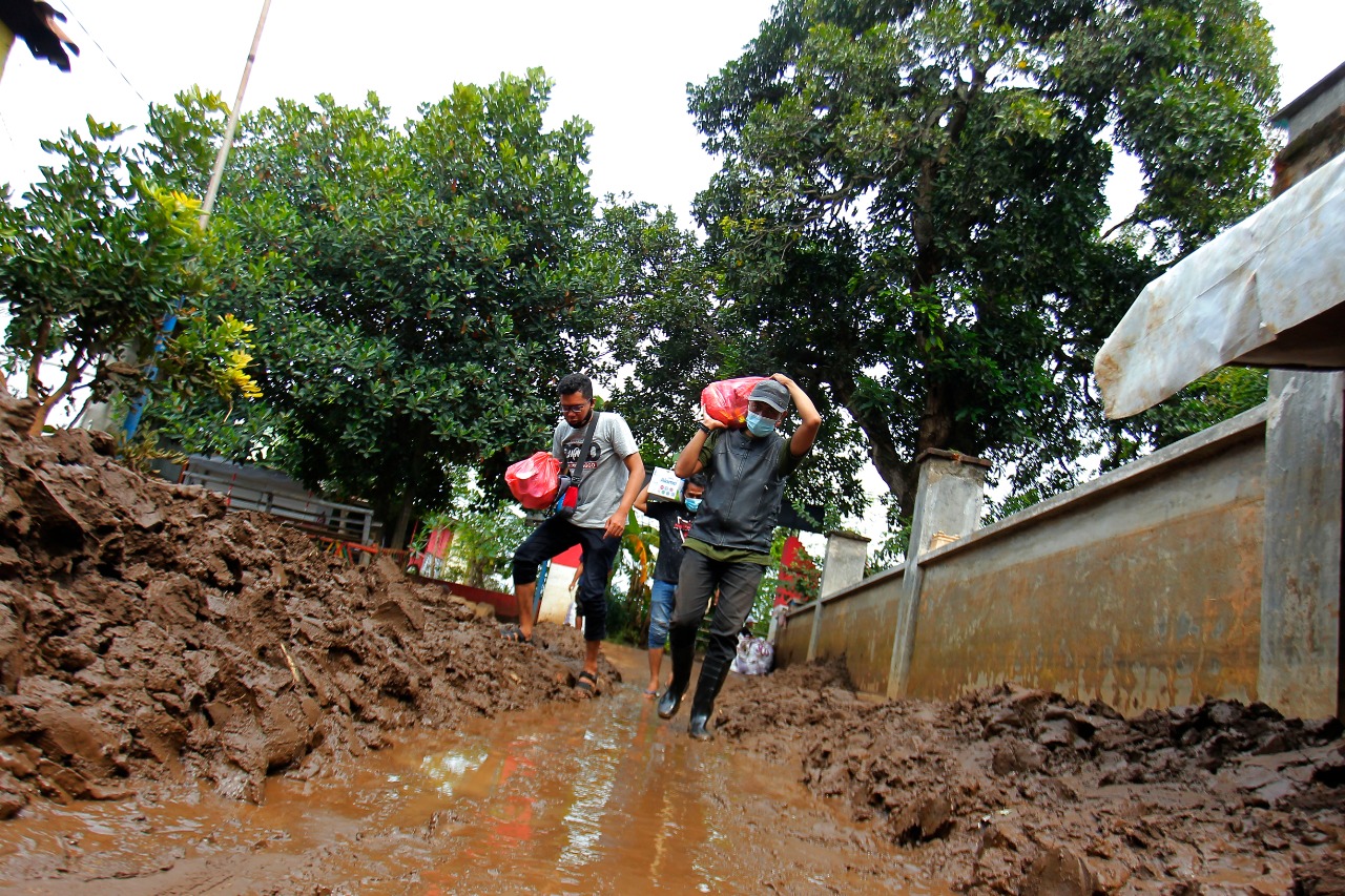 Salah satu jalan di Desa Dringu, Kecamatan Dringu, Kabupaten Probolinggo pasca banjir bandang. (Foto: Ikhsan Mahmudi/Ngopibareng.id)