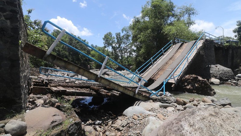 Jembatan Kweden, Nganjuk putus akibat banjir. (Foto: Ant)