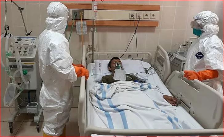 Ilustrasi - Petugas medis saat melakukan simulasi penanganan coronavirus di Ruang Isolasi Rumah Sakit Umum Daerah. (Foto: Antara/Sumarwoto)
