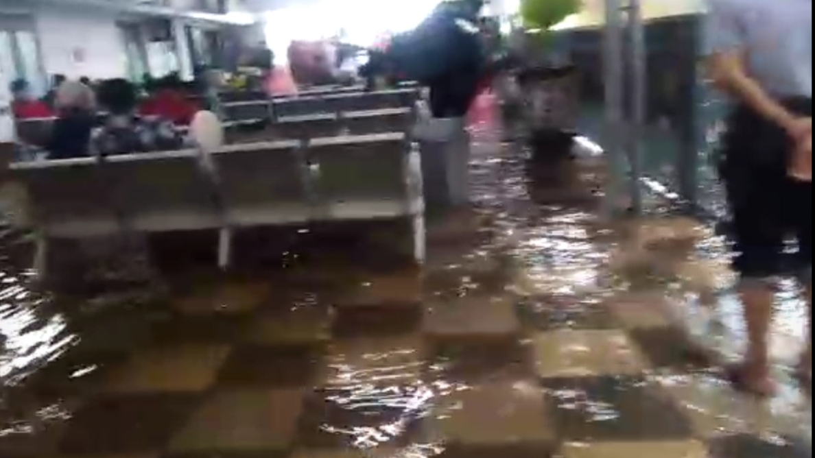 Tangkapan layar genangan air hujan di ruang tunggu penumpang Stasiun Malang Kota Baru (Foto: Istimewa)
