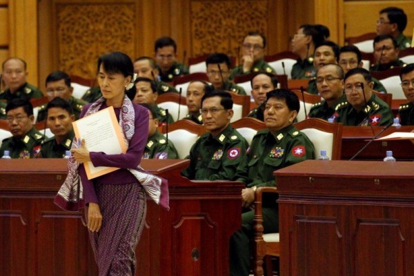 Aung San Suu Kyi saat dalam proses pengadilan di Myanmar. (Foto: abc)