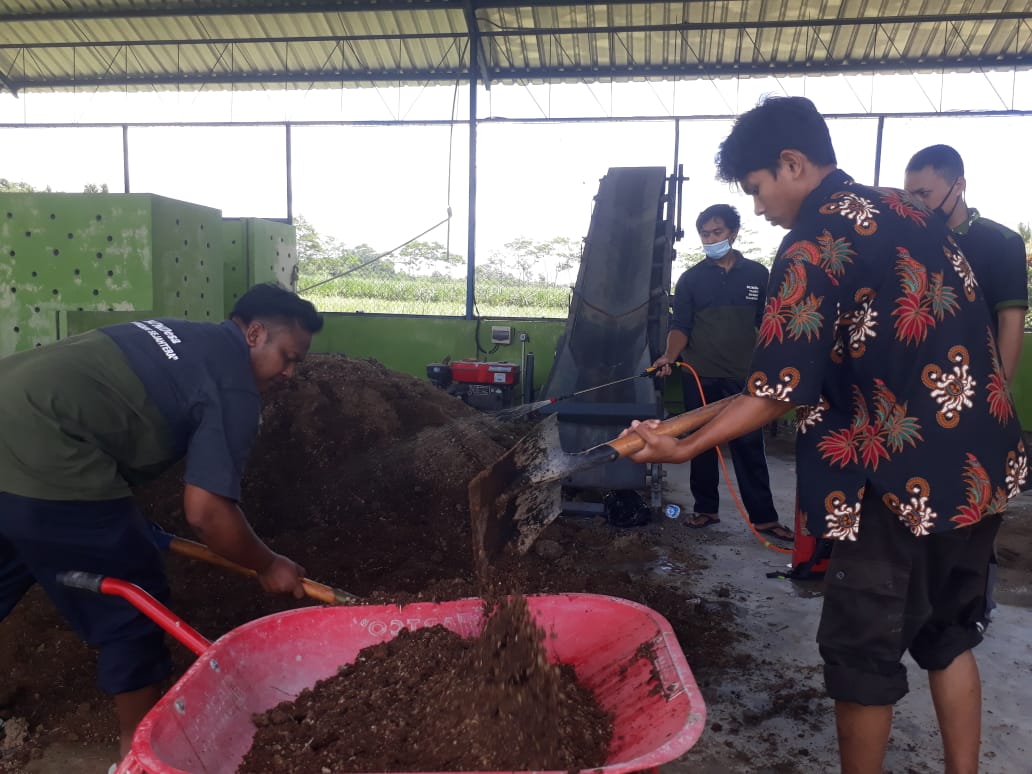 Para pengelola unit Badan Usaha Milik Desa (Bumdes) sedang praktik ujicoba memproduksi fermentasi kotoran ayam petelur menjadi pupuk organik. (Foto: Choirul Anam/Ngopibareng.id)