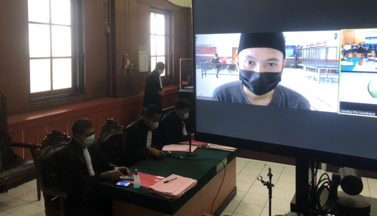 Ardi Pratama menjalani sidang putusan sela di Pengadilan Negeri (PN) Surabaya, Kamis, 4 Maret 2021. (Foto: Andhi Dwi/Ngopibareng.id)