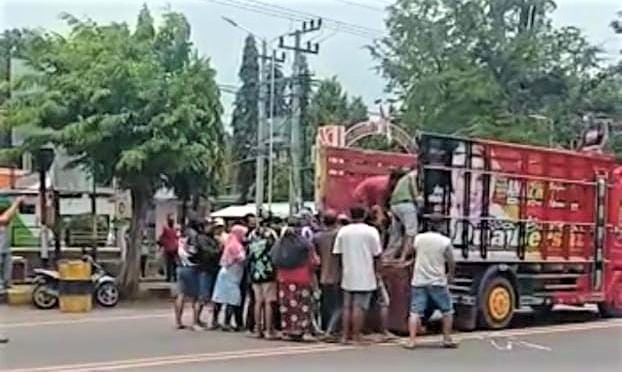 Puluhan orang nekat menumpang truk usai mengambil paksa jenazah Covid-19 di RSU Wonolangan, Probolinggo, Jawa Timur. (Foto: Istimewa)