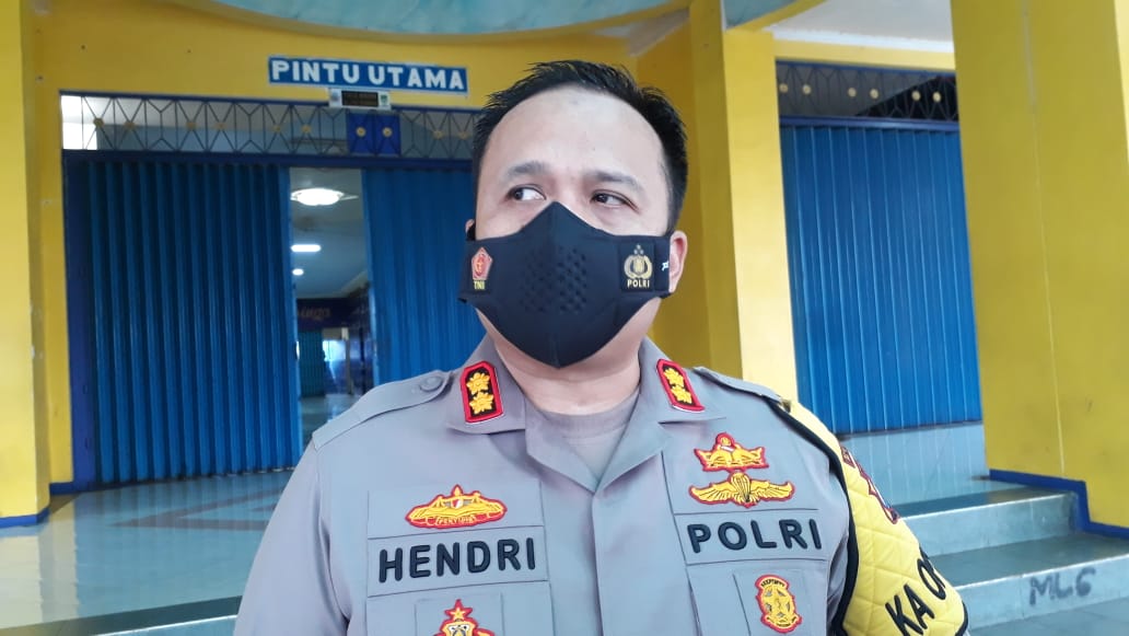 Kapolres Malang, AKBP Hendri Umar saat berada di Stadion Kanjuruhan. (Foto: Istimewa)