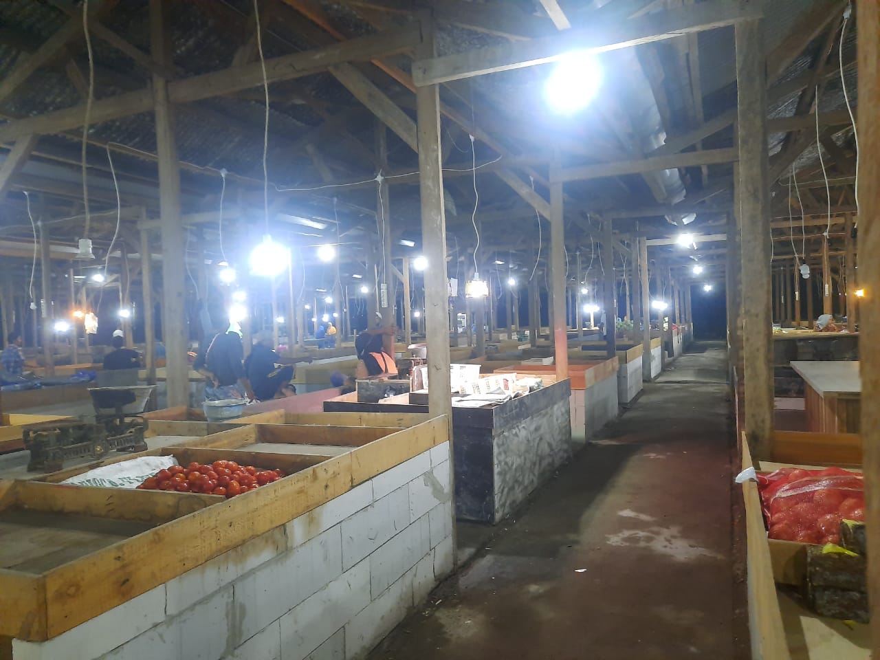 Suasana tampak sepi di pasar sayur dan buah eks Penjara Koblen Surabaya. Selain sepi pembeli, lapak para pedagangan juga sepi dagangan. (Foto: Alief Sambogo/Ngopibareng.id)
