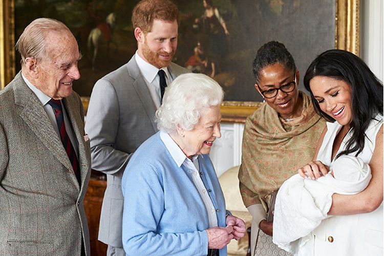 Ratu Elizabeth II bersama keluarga kerajaan saat kelahiran anak pertama Pangeran Harry dan Meghan Markle. (Foto: Istimewa)