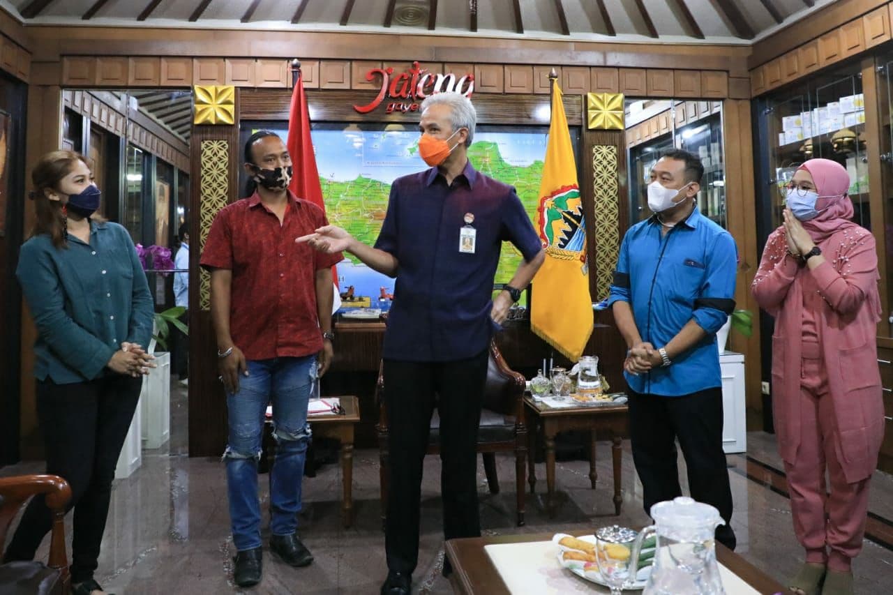 Gubernur Jawa Tengah Ganjar Pranowo menemui sejumlah seniman yang wadul kepadanya. (Foto: Istimewa)