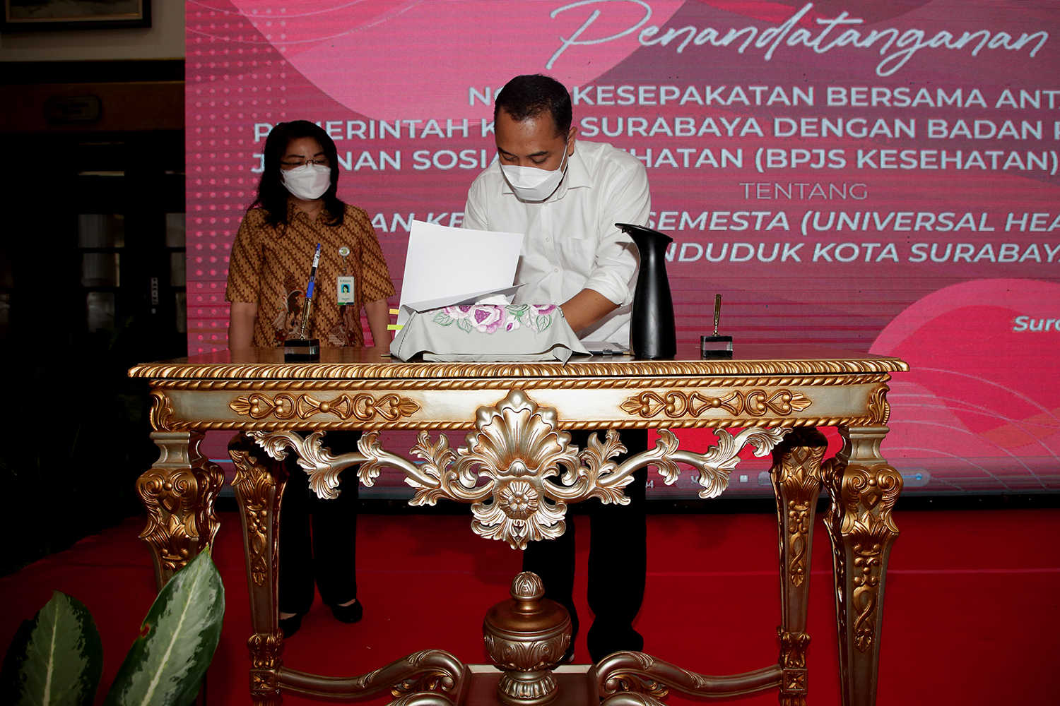 Walikota Surabaya, Eri Cahyadi saat melakukan pendatangan nota kesepaham bersama dengan BPJS Kesehatan di Balai Kota Surabaya, Selasa 16 Maret 2021. 