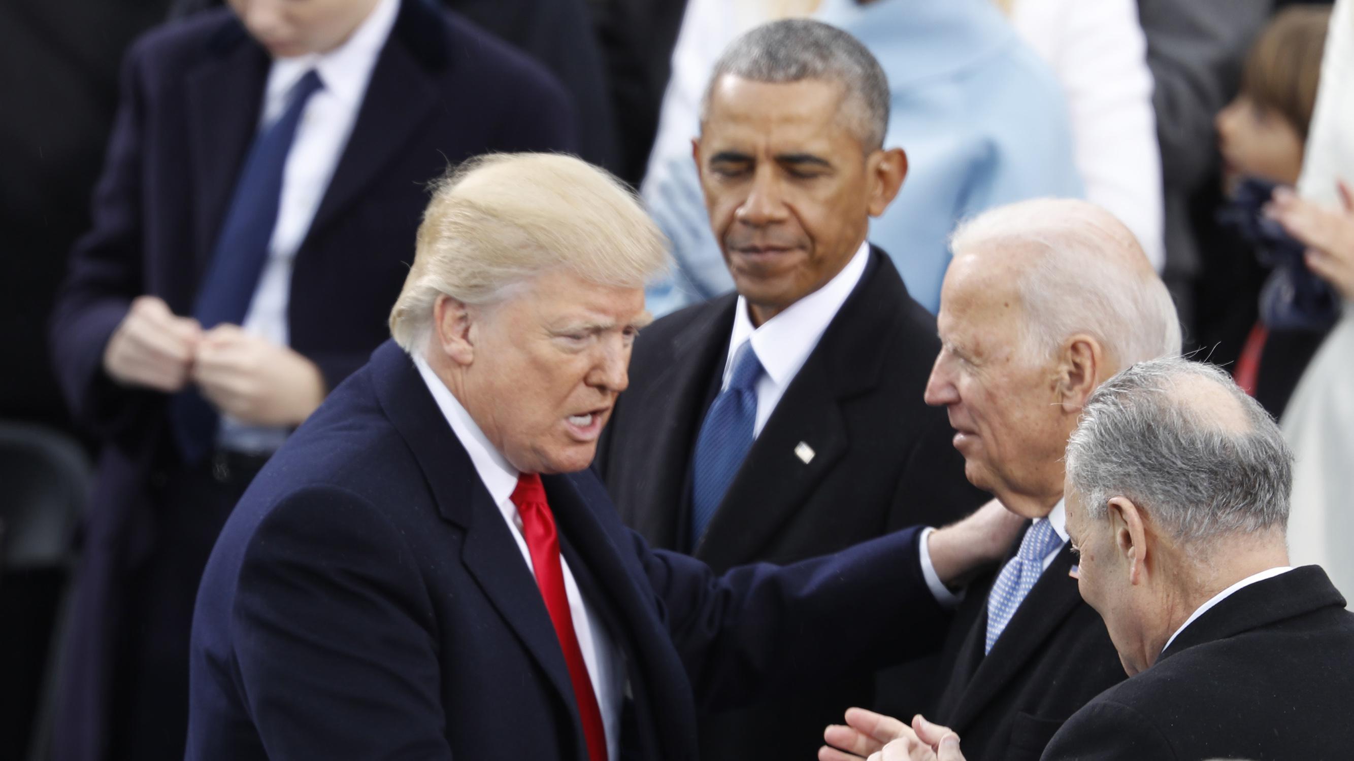 Donald Trump dan Joe Biden, disaksikan Barack Obama dalam Pilpres AS, 2020. (Foto: thetimes)