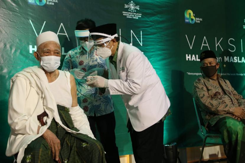 KH Anwar Manshur, Pengasuh Pesantren Lirboyo, berusia 82 tahun, melakukan vaksin Covid-19, disaksikan KH Marzuki Mustamar di PWNU Jawa Timur. (Foto: Ngopibareng.id)
