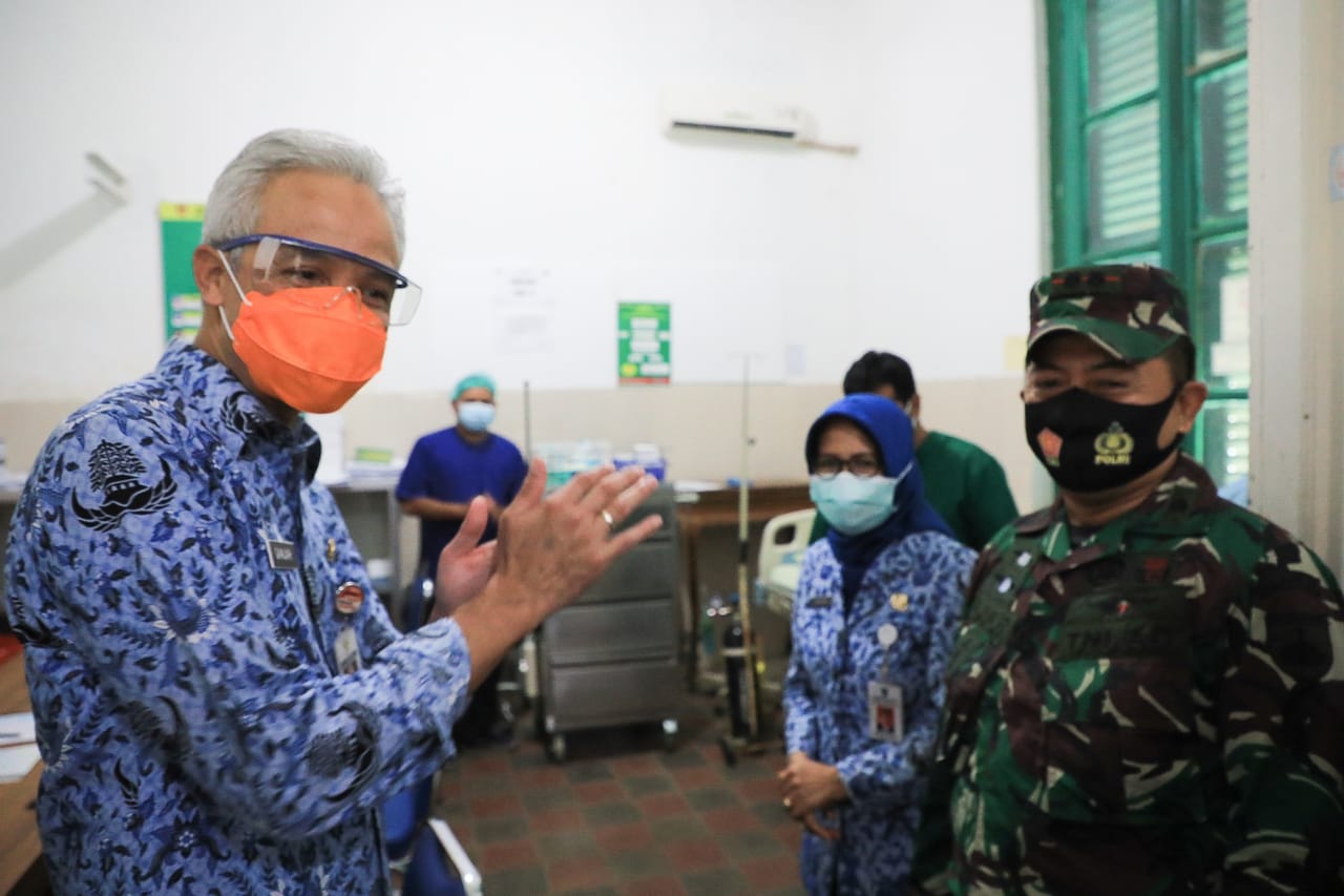 Gubernur Ganjar mengecek cairan disinfektan yang dipakai sekolah-sekolah jelang pembelajaran tatap muka. (Foto: Dok Prov Jateng)