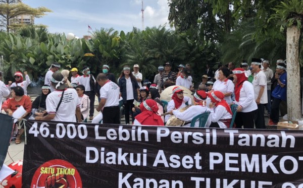 Foto dokumentasi warga Surabaya pemegang Surat Ijo gelar aksi protes di depan Balaikota Surabaya. (Foto: Andhi Dwi/Ngopibareng.id)