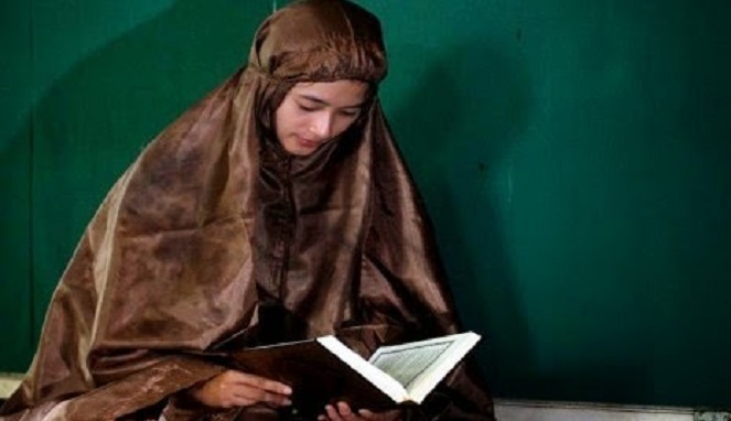 Seorang Muslimah sedang membaca Al-Quran. (Foto: Istimewa)