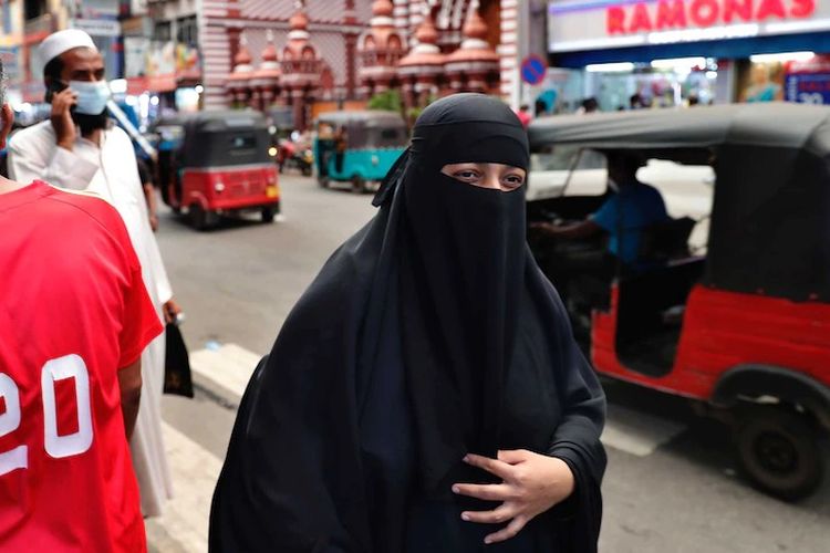 Seorang warga Sri Langka yang memakai burka, segera dilarang. (Foto: bbc)