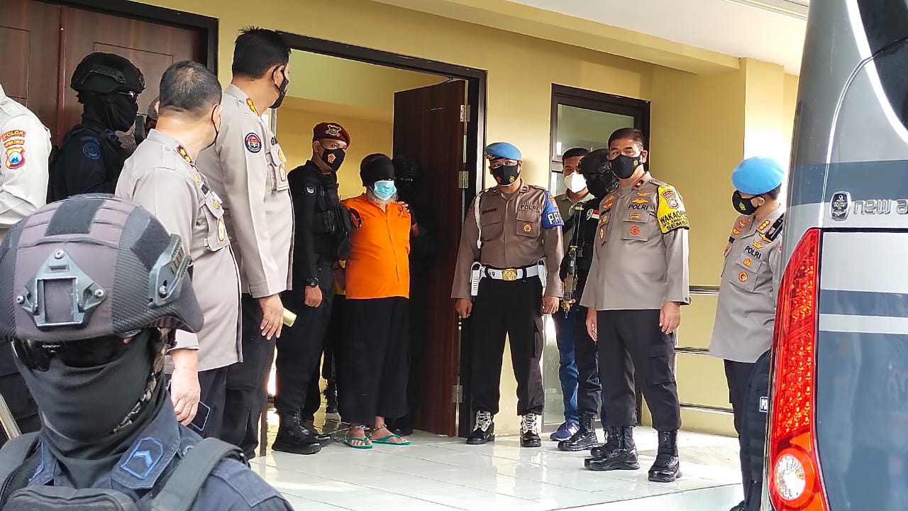 Tersangka teroris saat akan diberangkatkan ke Mabes Polri di Rumah Tahanan Polda Jatim, Surabaya, Kamis 18 Maret 2021. 