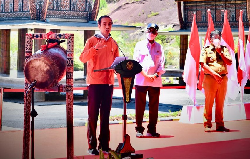 Presiden Joko Widodo saat memberikan sambutan saat peresmian Bandara Toraja. (Foto: Setpres)