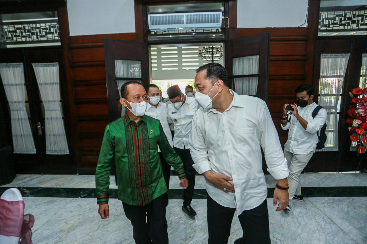 Kepala Badan Koordinasi Penanaman Modal (BKPM) Bahlil Lahadalia didampingi Walikota Surabaya, Eri Cahyadi di Balai Kota Surabaya, Kamis 18 Maret 2021.