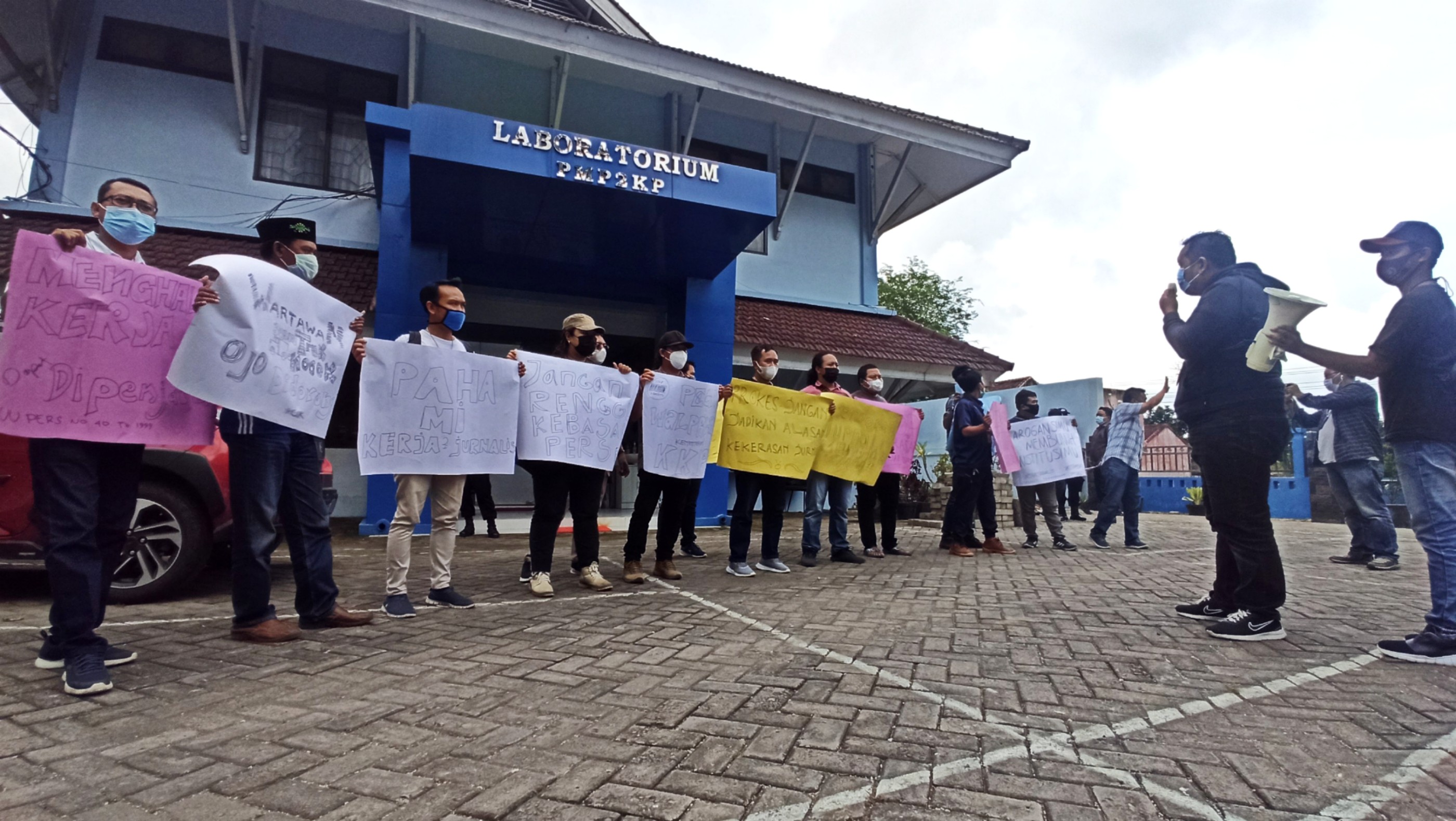 Aksi solidaritas wartawan Banyuwangi atas arogansi yang dilakukan pengawal Menteri Kelautan dan Perikanan (foto:Muh Hujaini/Ngopibareng.id)
