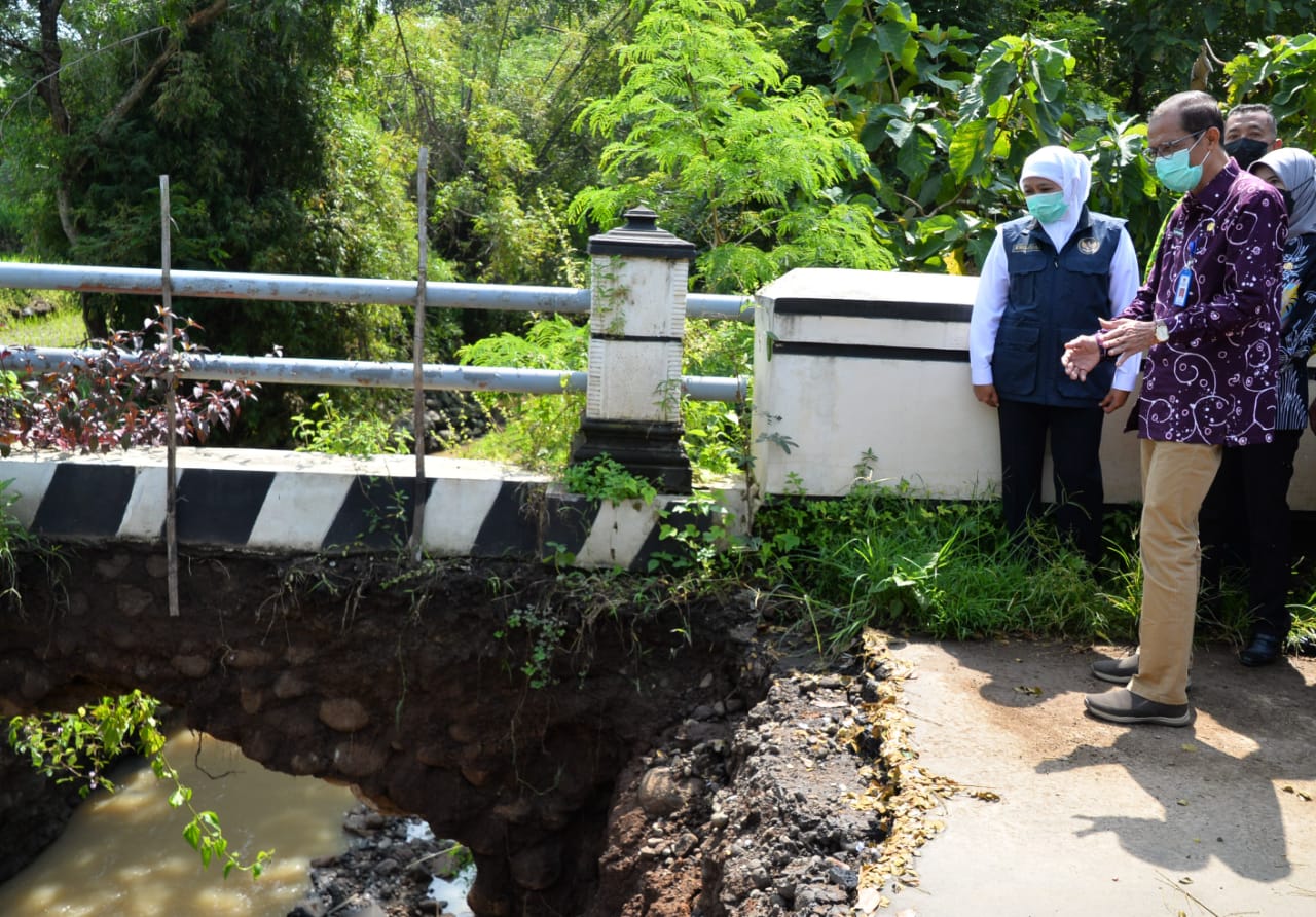 Gubernur Jawa Timur Khofifah Indar Parawansa ketika meninjau jembatan putus di Magetan. (Foto: Humas Pemprov Jatim)