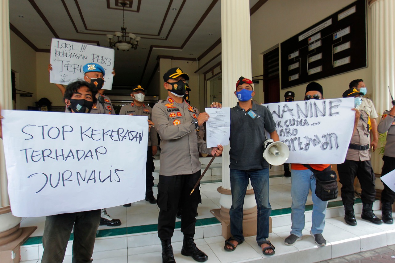 Puluhan jurnalis di Probolinggo berunjuk rasa, menolak aksi kekerasan terhadap jurnalis di Situbondo. (Foto: Ikhsan Mahmudi/Ngopibareng.id)