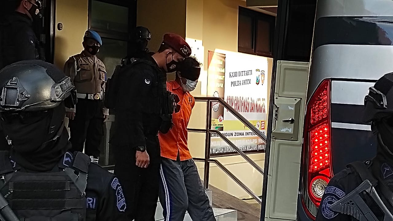 Tersangka teroris saat akan diberangkatkan ke Mabes Polri di Rumah Tahanan Polda Jatim, Surabaya, Kamis 18 Maret 2021. (foto:istimewa) 