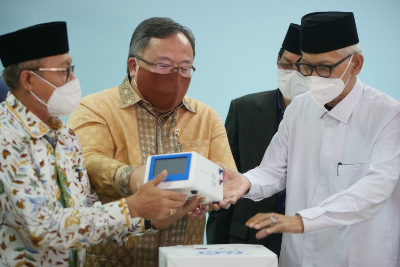 Menristek/BRIN Bambang Brojonegoro  menyeerahkan Alat pendeteksi Covid-19 GeNose Kepada Ketua Umum MUI KH Miftachul Akhyar. (Foto: Infokom MUI)